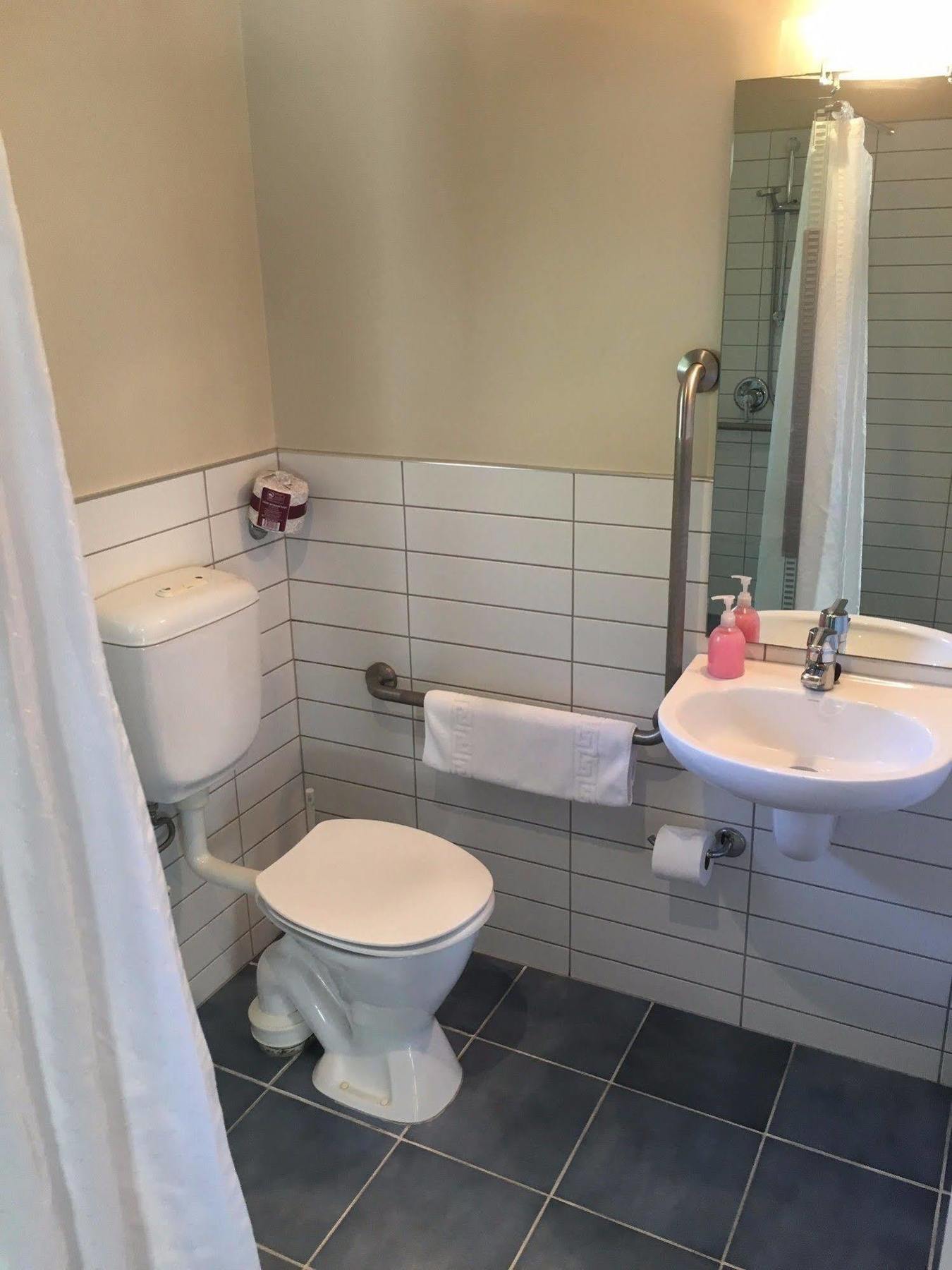 Beaches Nelson Exteriör bild Bathroom in a typical hotel room